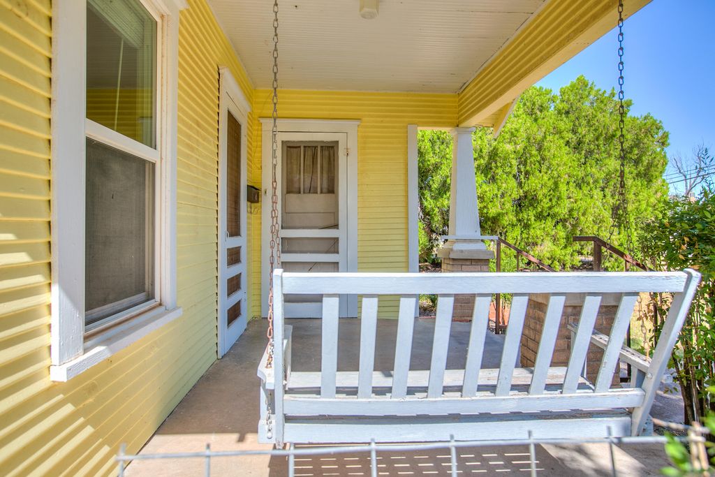 Image 6 of property listing at 1305 N 8th Street, Ballinger, TX 76821