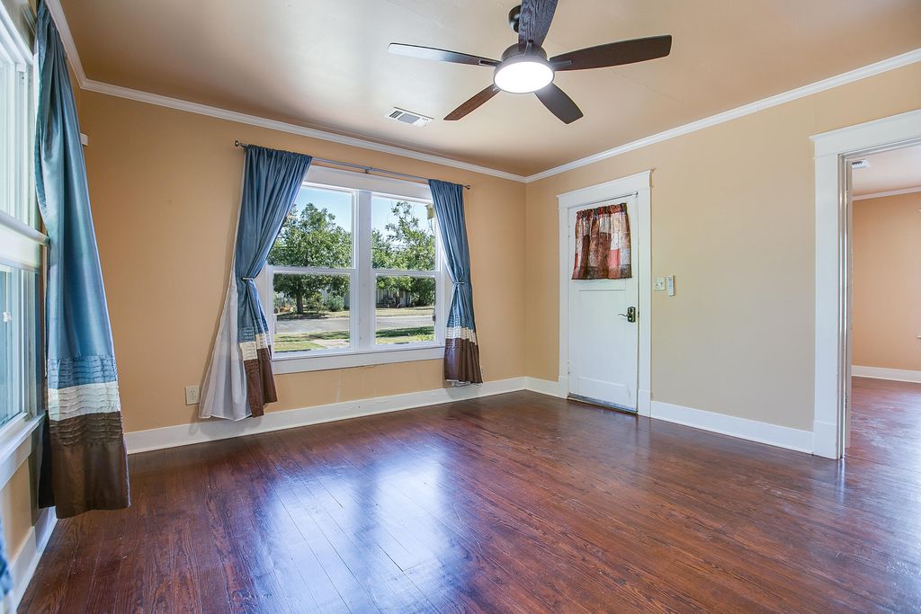 Image 7 of property listing at 1305 N 8th Street, Ballinger, TX 76821