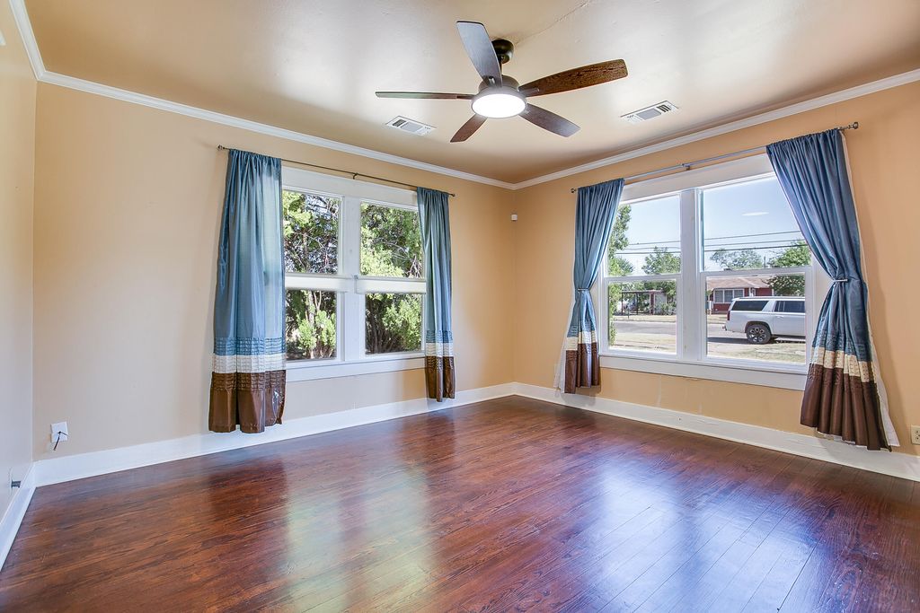 Image 8 of property listing at 1305 N 8th Street, Ballinger, TX 76821
