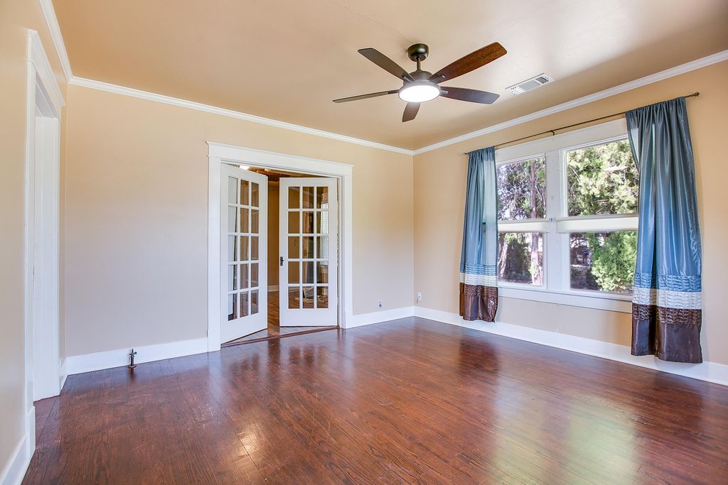 Image 9 of property listing at 1305 N 8th Street, Ballinger, TX 76821