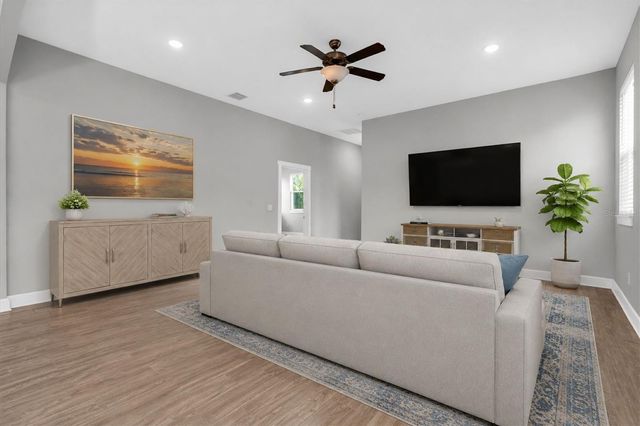 224 NE JEFFERSON CIRCLE N, St Petersburg, FL 33702