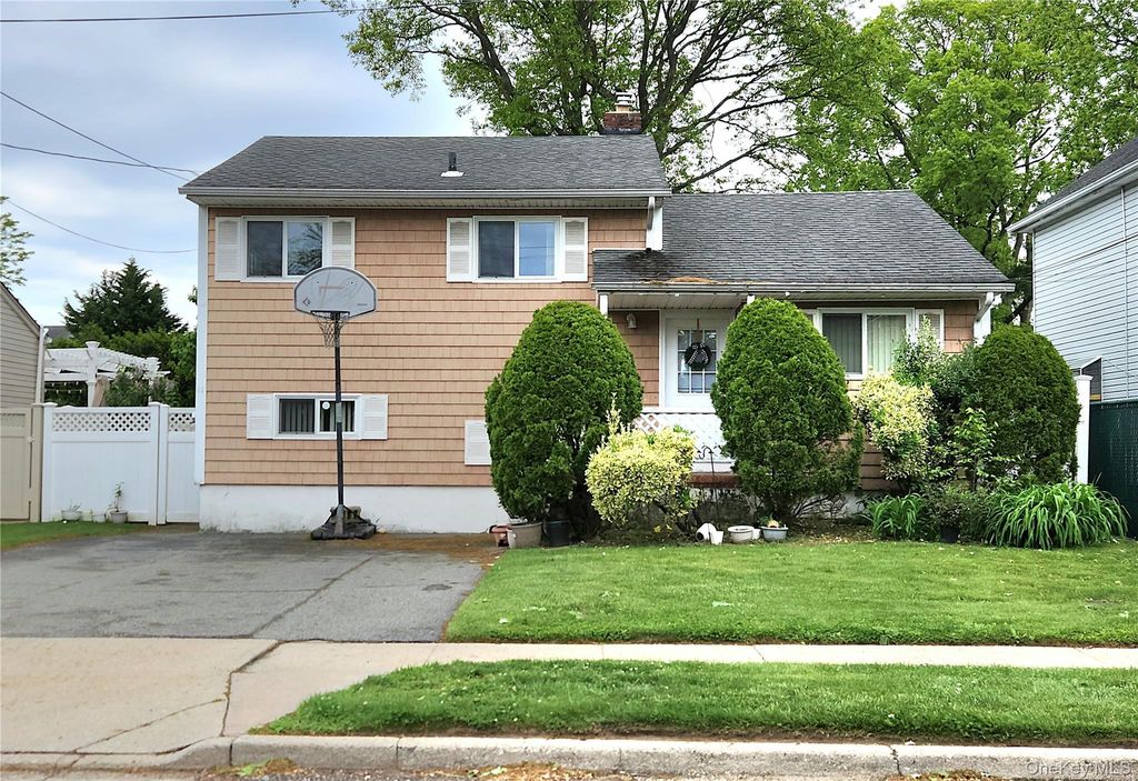 11 Howard Street, Hicksville, NY 11801