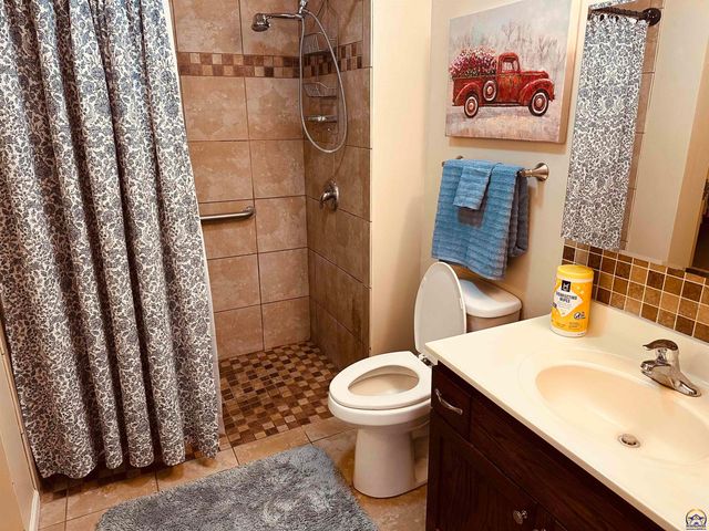 5514 SW Cantabella ST, Topeka, KS 66614