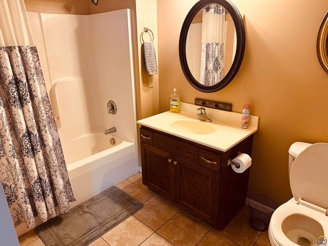 5514 SW Cantabella ST, Topeka, KS 66614