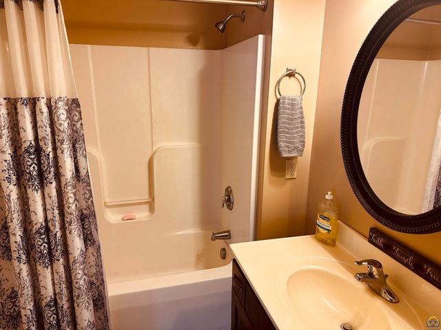 5514 SW Cantabella ST, Topeka, KS 66614