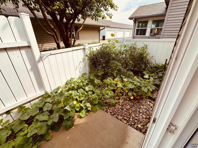 5514 SW Cantabella ST, Topeka, KS 66614