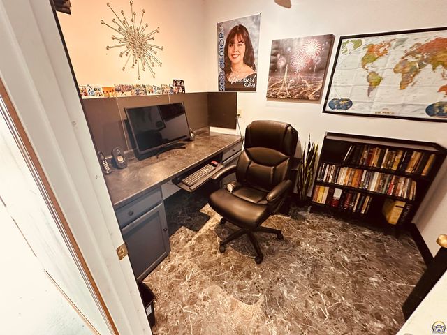 5514 SW Cantabella ST, Topeka, KS 66614