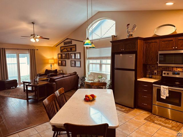 5514 SW Cantabella ST, Topeka, KS 66614