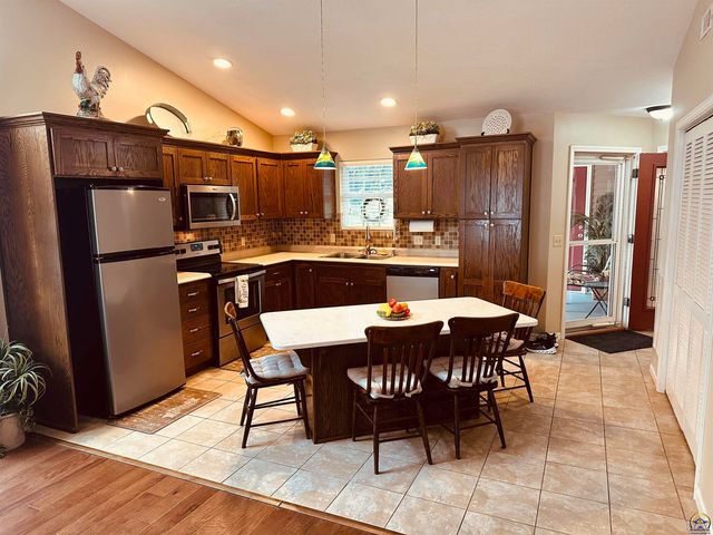 5514 SW Cantabella ST, Topeka, KS 66614