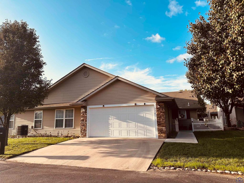 5514 SW Cantabella ST, Topeka, KS 66614