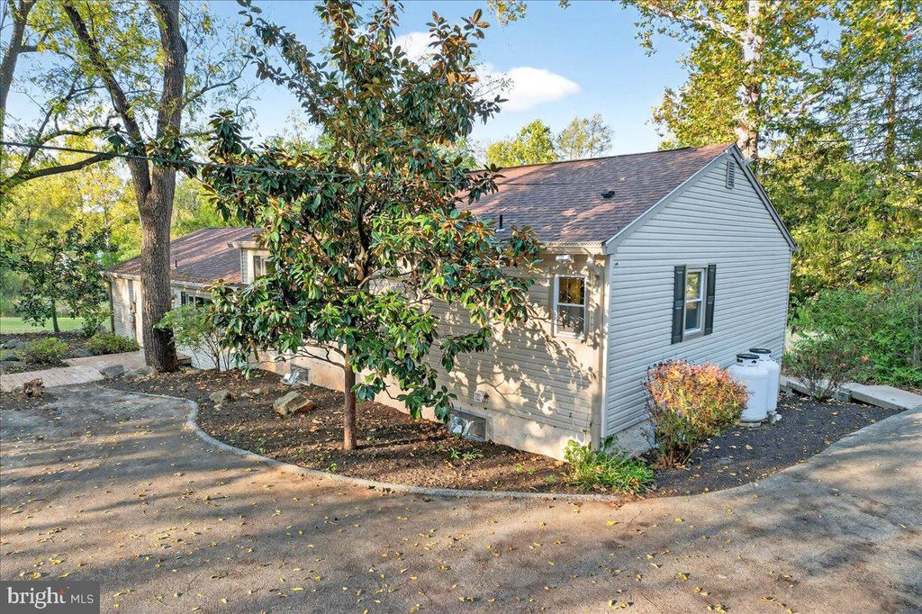 121 MIDWAY RD, Phoenixville, PA 19460