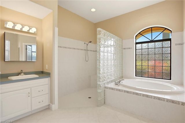 5072 Sorrento CT, Cape Coral, FL 33904