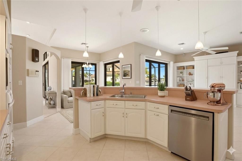 Image 10 of property listing at 5072 Sorrento CT, Cape Coral, FL 33904