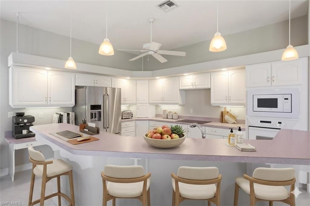 Image 8 of property listing at 5072 Sorrento CT, Cape Coral, FL 33904