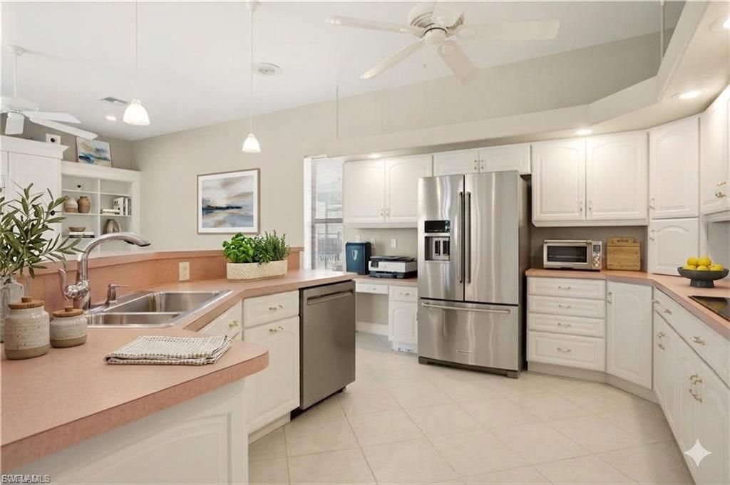Image 9 of property listing at 5072 Sorrento CT, Cape Coral, FL 33904