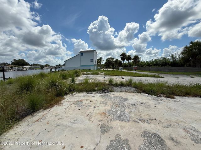5251 Boardwalk Street, Holiday, FL 34690