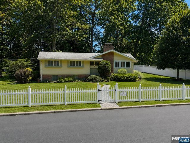5 The Glen, Cedar Grove, NJ 07009