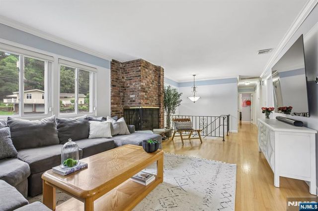 5 The Glen, Cedar Grove, NJ 07009