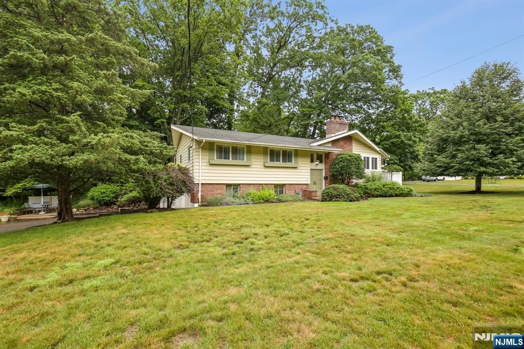 5 The Glen, Cedar Grove, NJ 07009