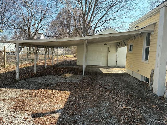 1208 N Madison Street, Litchfield, IL 62056