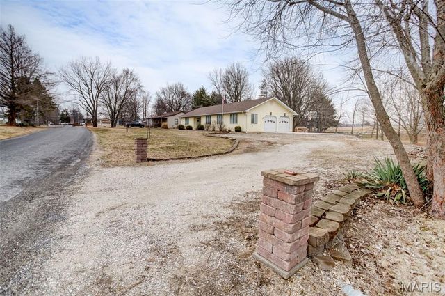 1140 Brooklane Drive, Carrollton, IL 62016