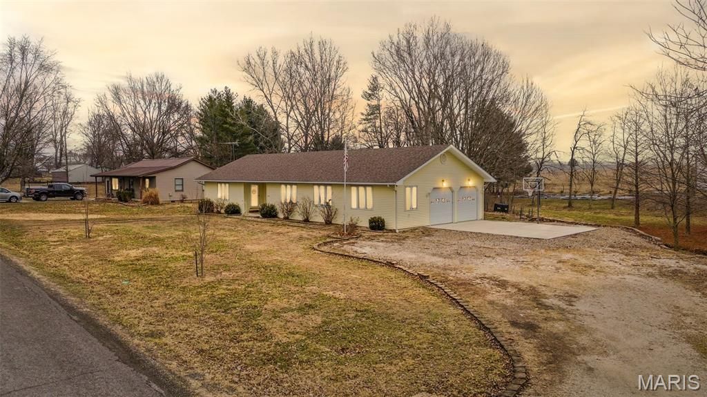 1140 Brooklane Drive, Carrollton, IL 62016