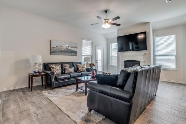 3208 Brady Starr Drive, Aubrey, TX 76227