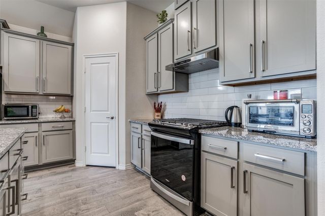 3208 Brady Starr Drive, Aubrey, TX 76227