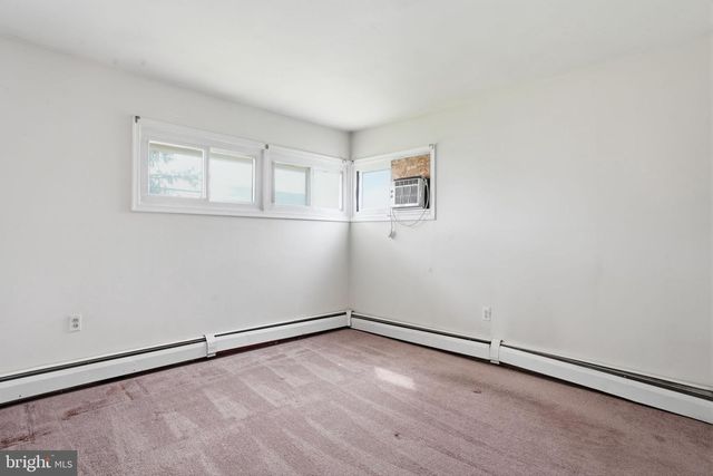 52 INLAND RD, Levittown, PA 19057