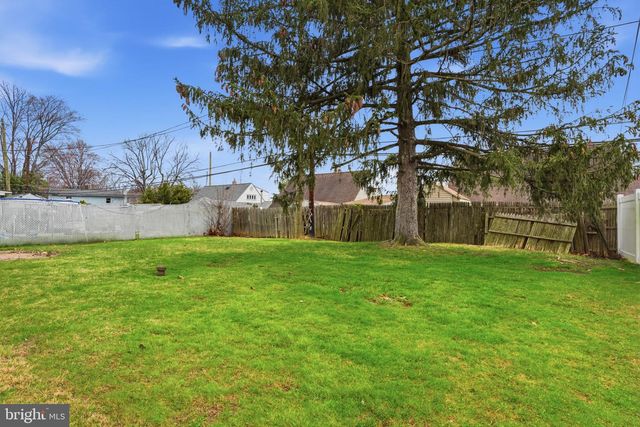 52 INLAND RD, Levittown, PA 19057