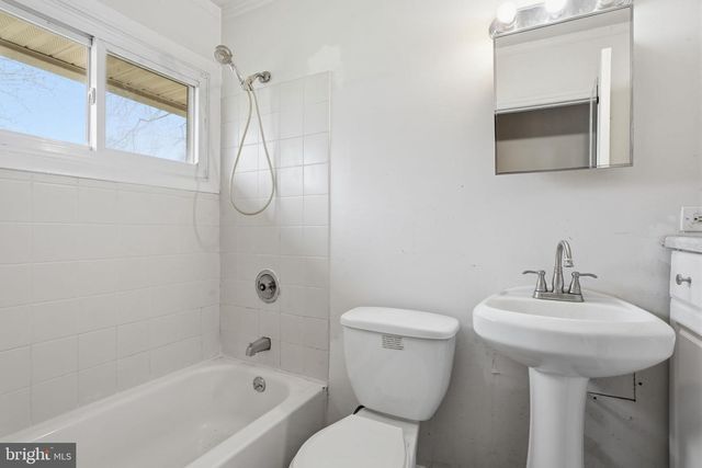 52 INLAND RD, Levittown, PA 19057