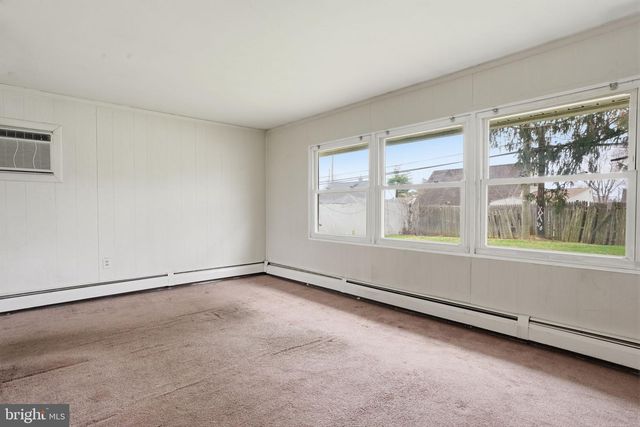 52 INLAND RD, Levittown, PA 19057