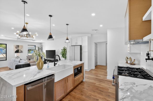 5712 N 11TH Place, Phoenix, AZ 85014