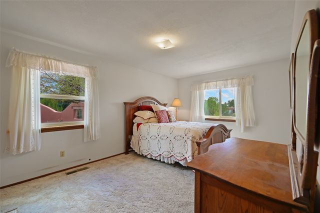 140 Calle San Simon, Santa Fe, NM 87505