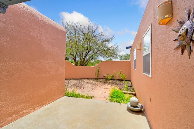 140 Calle San Simon, Santa Fe, NM 87505