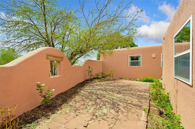 140 Calle San Simon, Santa Fe, NM 87505