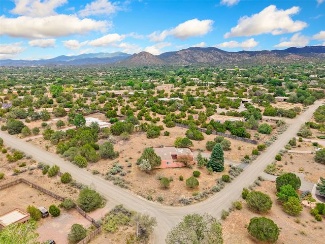 140 Calle San Simon, Santa Fe, NM 87505