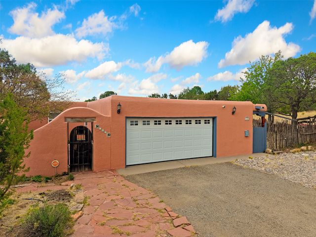 140 Calle San Simon, Santa Fe, NM 87505