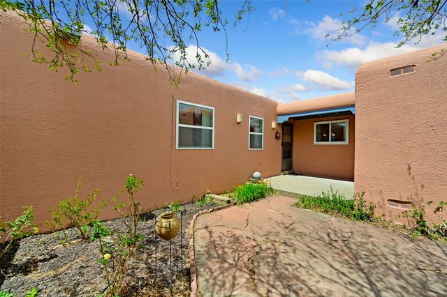 140 Calle San Simon, Santa Fe, NM 87505