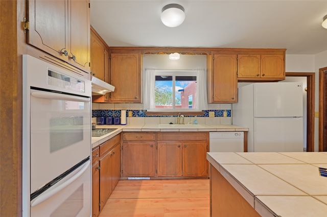 140 Calle San Simon, Santa Fe, NM 87505
