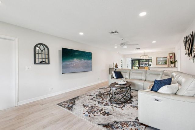 4854 Eqestrian Circle B, Boynton Beach, FL 33426