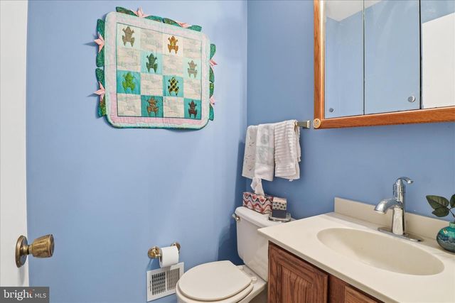 9008 LAKE BRADDOCK DR, Burke, VA 22015