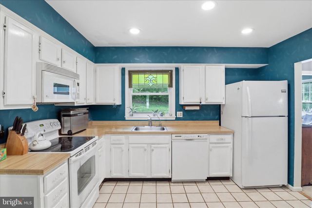 9008 LAKE BRADDOCK DR, Burke, VA 22015
