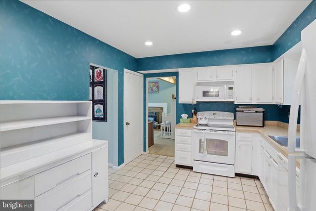 9008 LAKE BRADDOCK DR, Burke, VA 22015