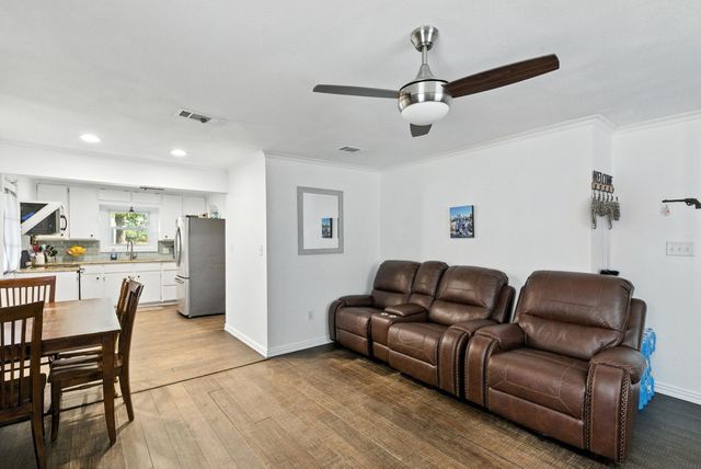 116 W 7th Street, Weatherford, TX 76086