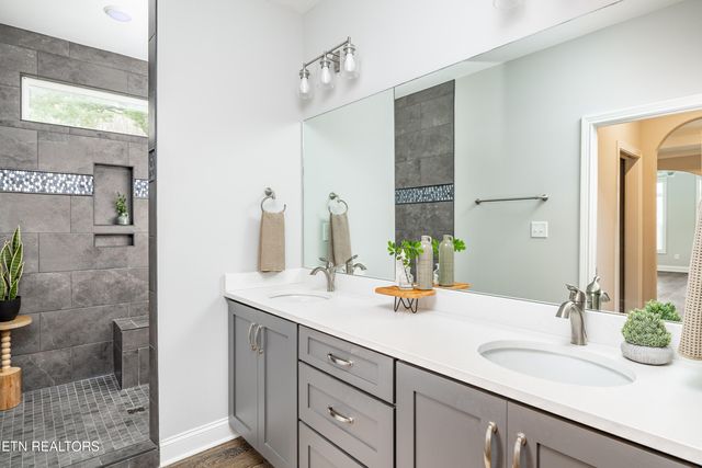 225 Cedar Branch Tr, Lenoir City, TN 37772