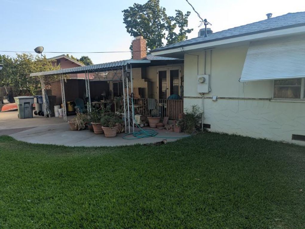 Image 11 of property listing at 3718 N Howard Avenue, Fresno, CA 93726