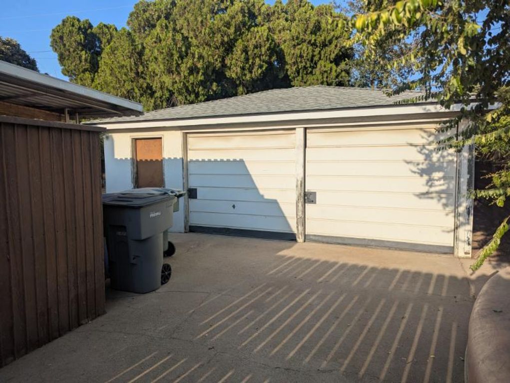 Image 13 of property listing at 3718 N Howard Avenue, Fresno, CA 93726