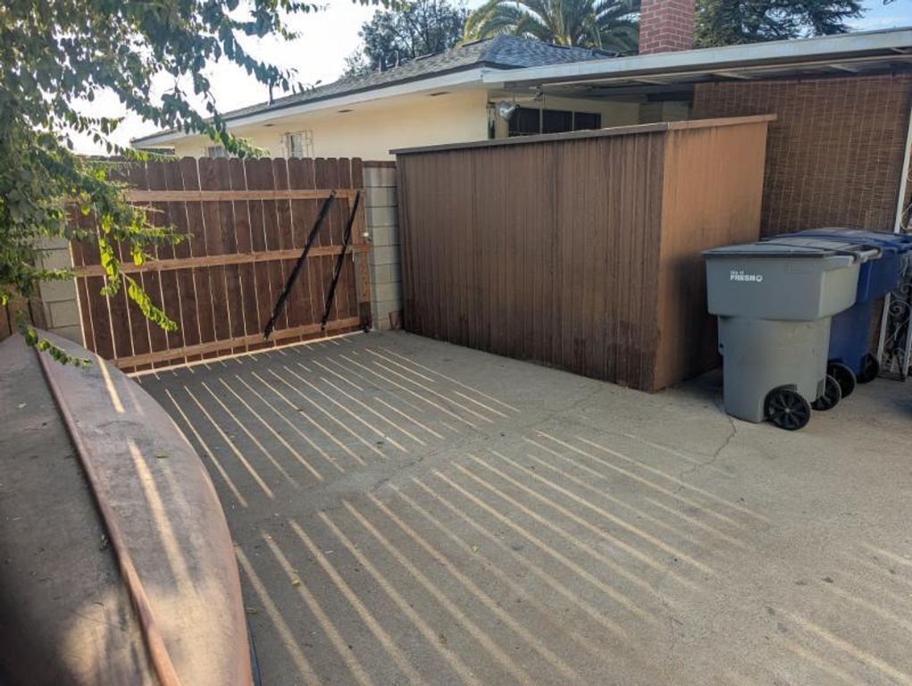 Image 14 of property listing at 3718 N Howard Avenue, Fresno, CA 93726