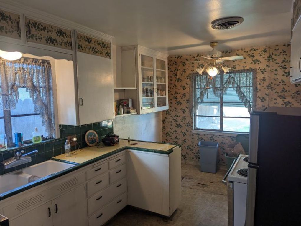 Image 5 of property listing at 3718 N Howard Avenue, Fresno, CA 93726
